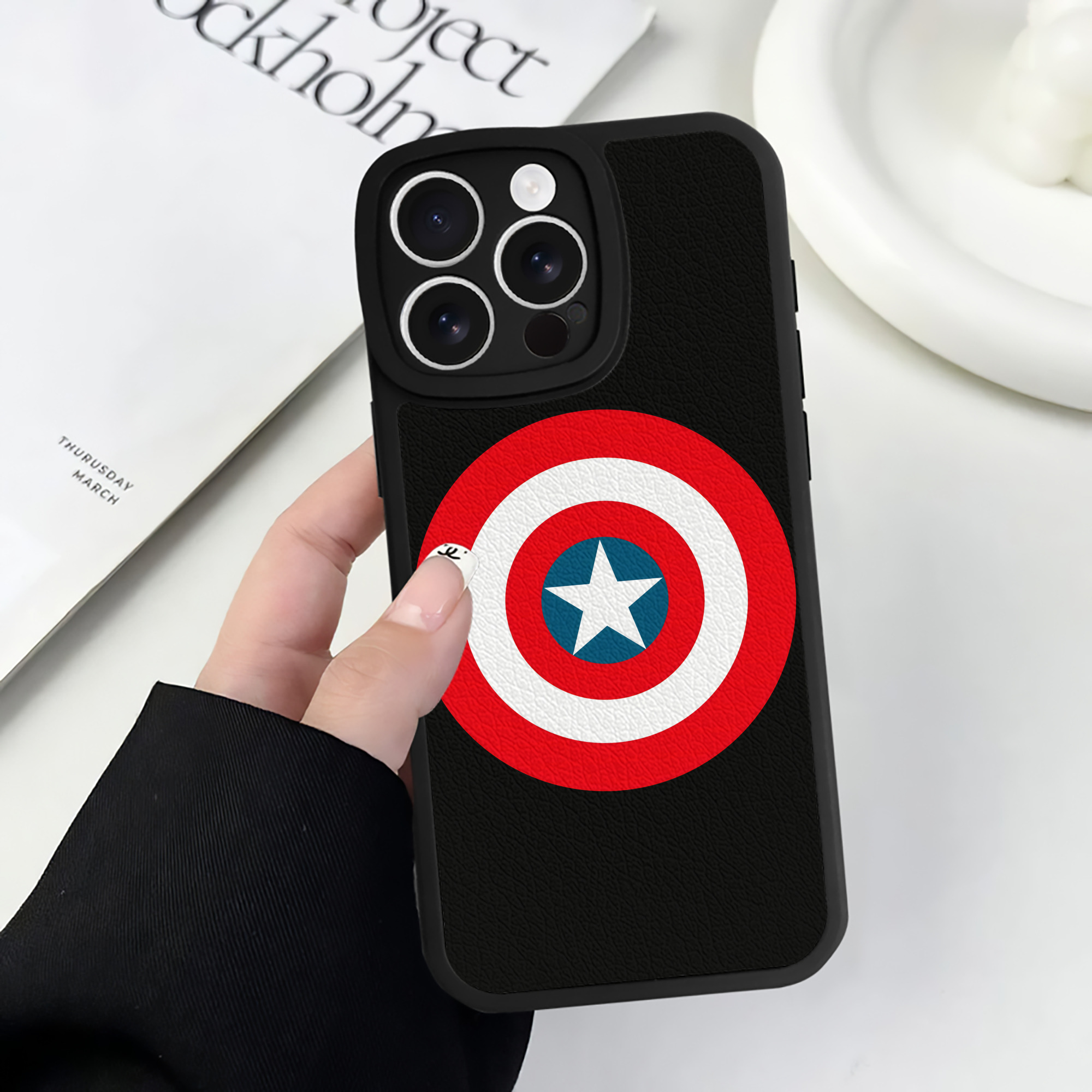 （画像用） アベンジャーズ The Avengers 【iPhone 16シリーズ対応】シリコンスマホケース（レザー調） 材質：シリコン